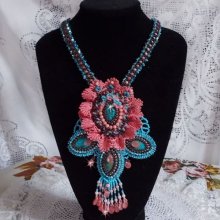 Naïade Haute-Couture ketting gemaakt met turquoise cabochons, PureCrystal kristallen, kant en diverse kralen.